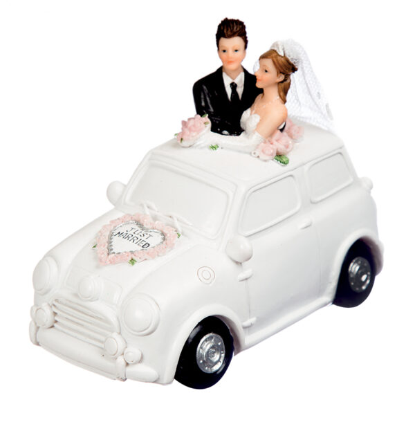 Figurine mariés dans voiture just married